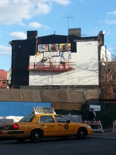 Бокс-арт GTA 5 на стене в Нью-Йорке 1